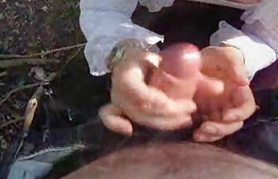 野蛮人把他的大鸡巴塞进一个小湿猫