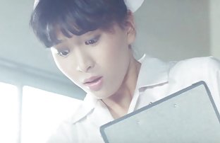 穿着西装的黑衣男子正喜欢金色的黑色螺栓