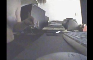 在紧屁股上撕裂瘦瘦的金发女郎