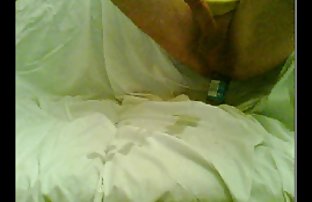 撕开她的衣服，强奸汽车的引擎盖