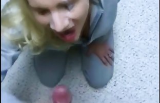 在摄像头前面的惊人的年轻身体