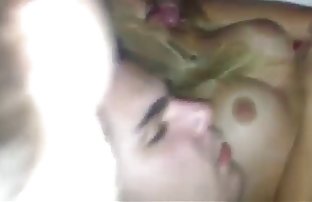 女朋友的嘴唇里的牛奶让她疯狂