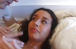 妈妈用口交唤醒了她的儿子