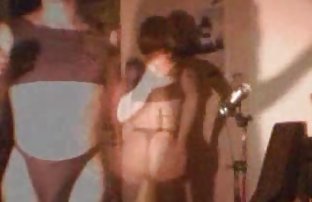 在露台上拍摄了这个过程背后的小妹妹