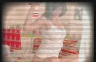 丰满的黑女人被两个白色的公鸡性交
