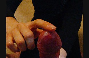 美丽的青少年在摄像头前自慰