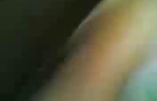 可爱的小女孩在网络摄像头上吮吸鸡巴