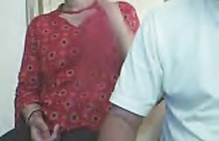 Tiny得到性交让她的衣服回来了