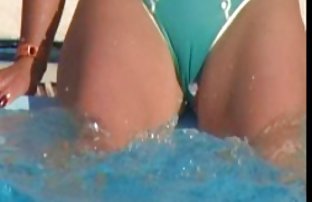 在一条粉红色裙子的性感金发女郎的裙子下面看