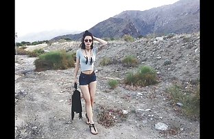 用一个大鸡巴在屁股上打了个小洞