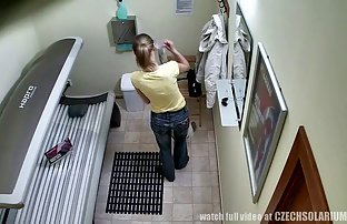 其中三人在台球桌上强奸了一名年轻人