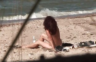 年轻的女同性恋者在网络摄像头前抚摸着