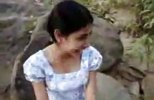 父亲安慰生气的女儿