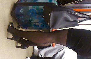 渴望性爱的家伙性交女孩在沙滩上