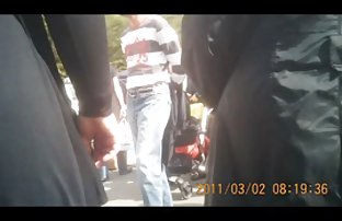射液与强大的喷气式飞机在眼镜的金发女郎