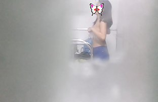 他用振动器揉捏了她的观点，然后带着他那个沉重的家伙进入那里