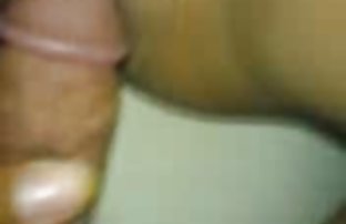 在一个年轻的亚洲人口交和手淫射液后