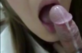 甜蜜的按摩变成了他妈的性爱在桌子上