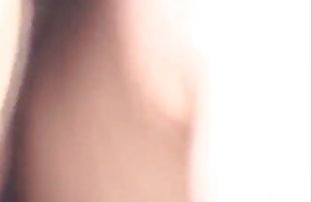 当他的妻子乱搞邻居时，丈夫抽搐了