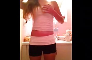 性与一个漂亮的女孩在健身房里