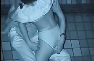 我的妹妹被困在窗户里，我哥哥赶紧用它。